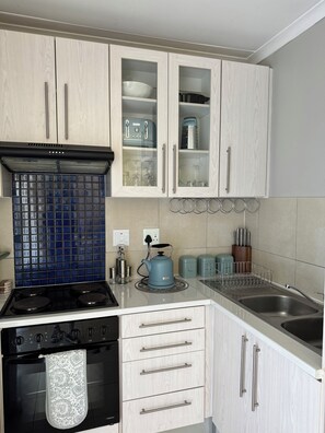 Microwave, oven, stovetop - Oasis Sky Self Catering Apartment,Kleine Kuppe  Windhoek, close to Grove mall. (Windhoek)