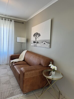 TV - Oasis Sky Self Catering Apartment,Kleine Kuppe  Windhoek, close to Grove mall. (Windhoek)