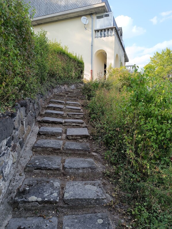 Property grounds - Very quiet apartment with exceptional view near Clermont Ferrand, Vulcania (Blanzat)