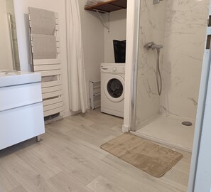 Shower, hair dryer, towels, soap - Very quiet apartment with exceptional view near Clermont Ferrand, Vulcania (Blanzat)
