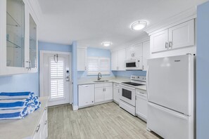 Réfrigérateur, four, plaque de cuisson, lave-vaisselle