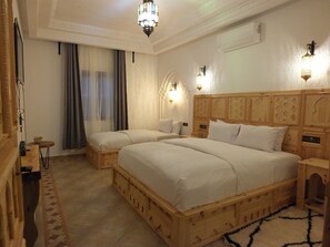 Comfort Double or Twin Room, Private Bathroom, Mountain View | Wi-fi percuma, cadar katil 