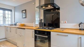 Kühlschrank, Mikrowelle, Ofen, Geschirrspüler