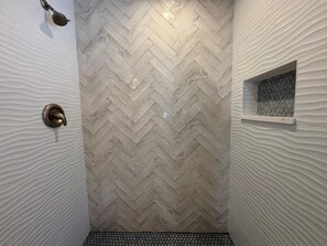 Shower, towels, toilet paper - San Rafael- Heated Pool & King Beds Near: Amphitheatre, Historic Downtown, Beach (St. Augustine)