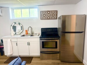 Een microgolfoven, een oven, een kookplaat