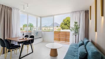 Apartamento Premium, balcón, vistas a la ciudad | Zona de estar | Smart TV de 45 pulgadas con canales por cable