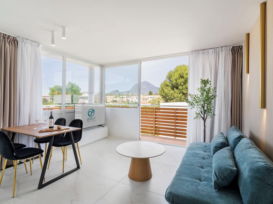 Premium appartement, balkon, uitzicht op de stad | Woonruimte | Een 45-inch smart-tv met kabelzenders