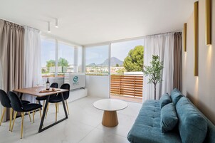 Apartamento Premium, balcón, vistas a la ciudad | Zona de estar | Smart TV de 45 pulgadas con canales por cable