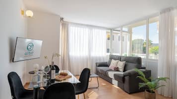 Superior-lejlighed - balkon - udsigt til pool | Opholdsområde | 45-tommers smart-tv med kabelkanaler