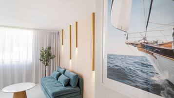 Apartamento Premium, balcón, vistas a la ciudad | Zona de estar | Smart TV de 45 pulgadas con canales por cable