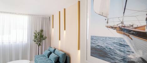 Premium-huoneisto, parveke, kaupunkinäköala | Oleskelualue | 45–tuumainen äly-TV, jossa kaapelikanavat