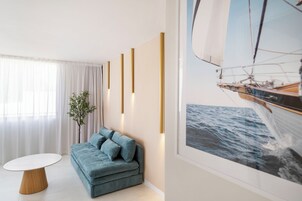 Apartamento Premium, balcón, vistas a la ciudad | Zona de estar | Smart TV de 45 pulgadas con canales por cable