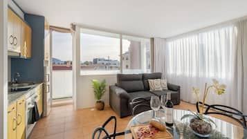 Apartamento, balcón, vistas a la ciudad | Zona de estar | Smart TV de 45 pulgadas con canales por cable