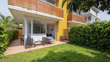 Departamento estándar, se aceptan mascotas, vista al patio | Terraza o patio