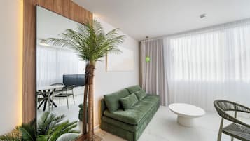 Apartamento Premium, balcón, vistas a la piscina | Zona de estar