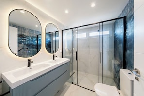 Apartamento premium, sacada, vista para a cidade | Banheiro