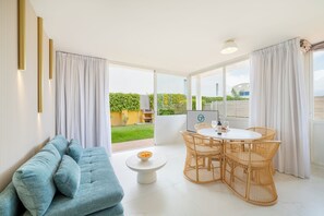 Appartamento Premium, patio, vista giardino | Area soggiorno | Smart TV 45 pollici con canali via cavo