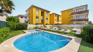 Una piscina al aire libre