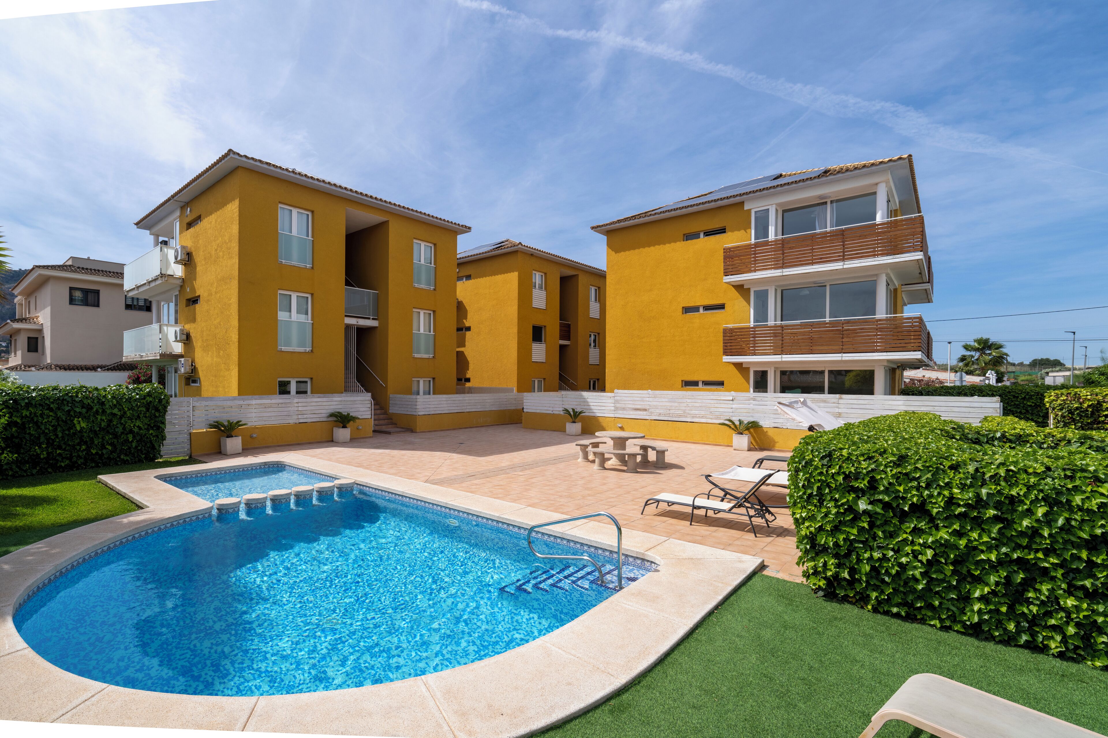 สระว่ายน้ำกลางแจ้ง