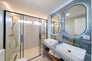 Appartement Prestige, patio, vue sur le jardin | Salle de bain