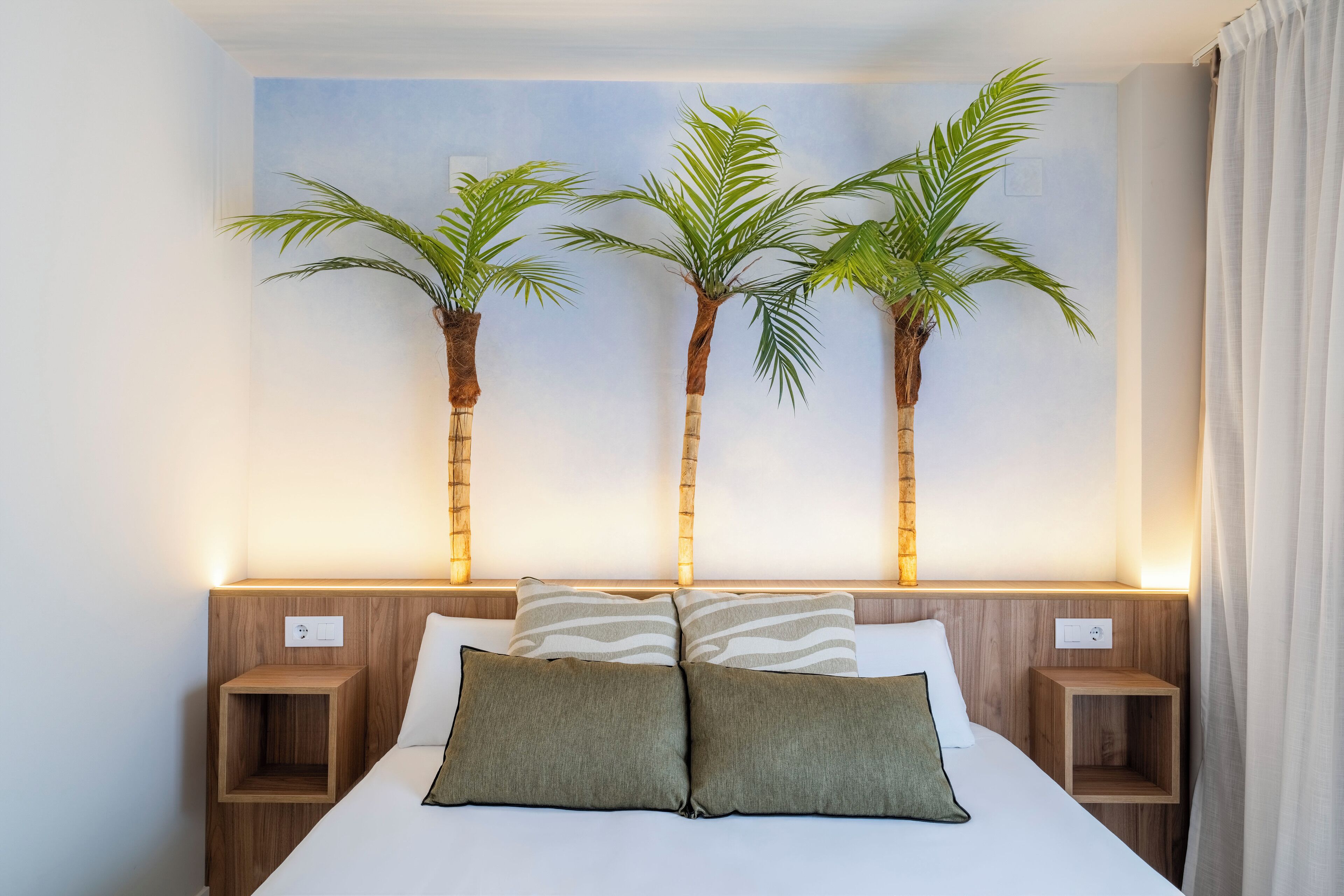 Premium Apartment, Balcony, Pool View | Free WiFi