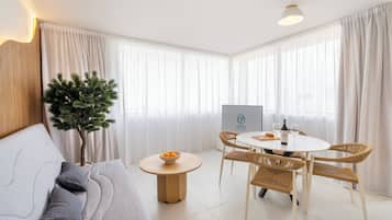 Appartement Premium, balcon, vue ville | Coin séjour