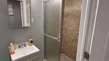 House, 2 Bedrooms, Smoking, City View | Bathroom