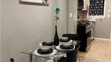 House, 2 Bedrooms, Smoking, City View | Dining room