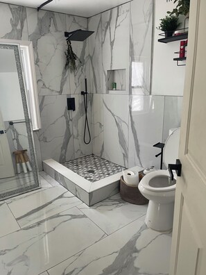 Dusche, Haartrockner, Bidet, Handtücher