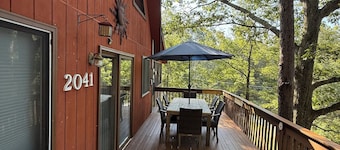 Charming 3-bedroom house in Saw Creek private Community in the Poconos.
