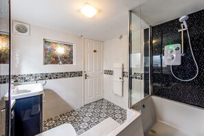 Shower, hair dryer, towels - Harbour Haven (Whitby)