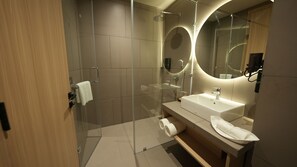 Baignoire et douche séparées, pantoufles, serviettes fournies