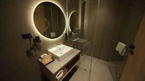 Superior Oda | Banyo | Ayrı küvet ve duş, terlik, havlu 