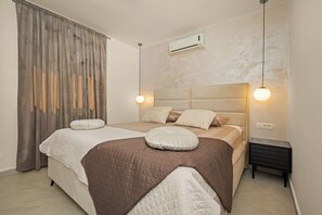 2 makuuhuonetta, työpöytä, silitysrauta/-lauta, vauvan matkasänky