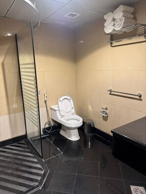 Quarto casal clássico, vista para a cidade | Banheiro | Produtos de toalete grátis, secador de cabelo, toalhas de banho