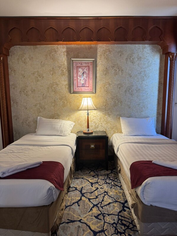 Classic Double Room, City View | Living area