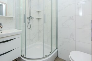 Departamento básico | Baño | Regadera, secadora de cabello, toallas 