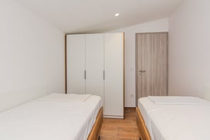 Iron/ironing board, free WiFi, bed sheets - Apartments Mucaj (Vir)