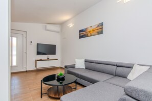 Standard Apartment, Balcony, Courtyard View | Living area