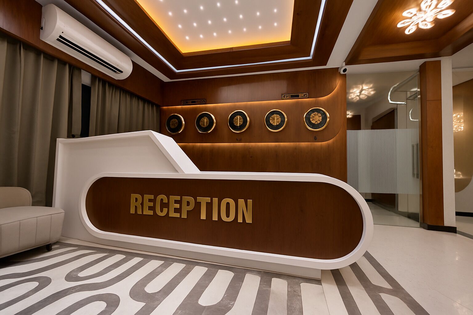 Zona de recepción con diseño moderno, que incluye un mostrador de recepción, un reloj e iluminación empotrada en el techo.