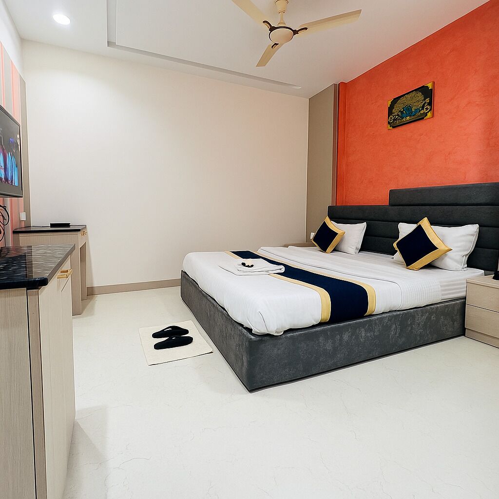 Ein modernes Schlafzimmer mit einem Bett, einem Schreibtisch und einem Deckenventilator.