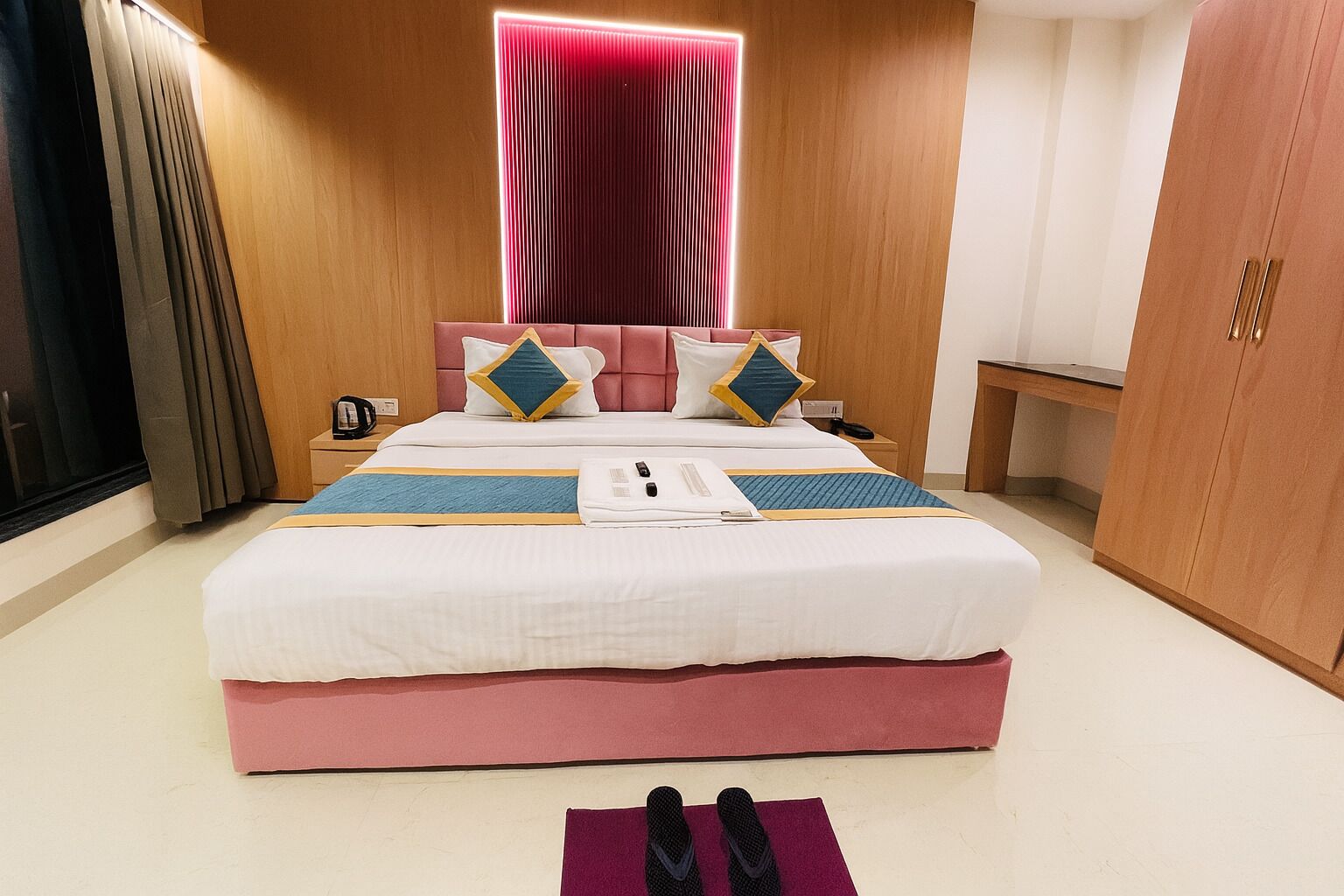 Rom – business | Individuelt innredet, skrivebord og skrivebord for bærbar PC