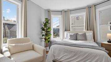 5 habitaciones, escritorio y tabla de planchar con plancha