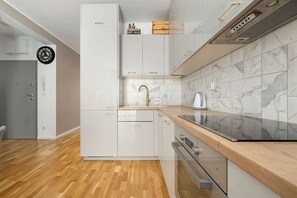 Fridge, oven, stovetop, dishwasher