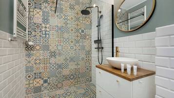 Shower, hair dryer, towels, shampoo