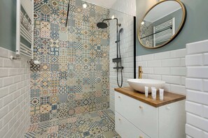 Shower, hair dryer, towels, shampoo