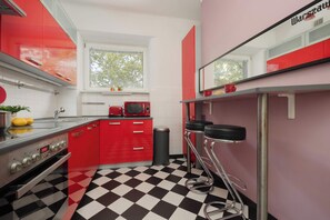 Réfrigérateur, micro-ondes, four, plaque de cuisson