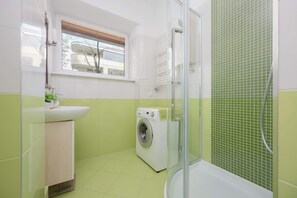 Douche, sèche-cheveux, serviettes fournies