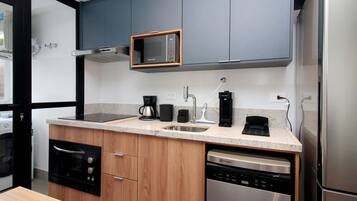 Geladeira, micro-ondas, fogão, lava-louças