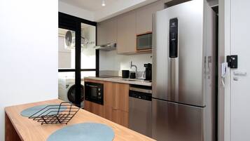 Geladeira, micro-ondas, fogão, lava-louças